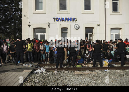 Migranten und Flüchtlinge warten auf einen Zug, der Sie nach Österreich Verkehr, in Tovarnik, Kroatien am 19. September 2015. Foto von Achilles Zavalli/UPI Stockfoto