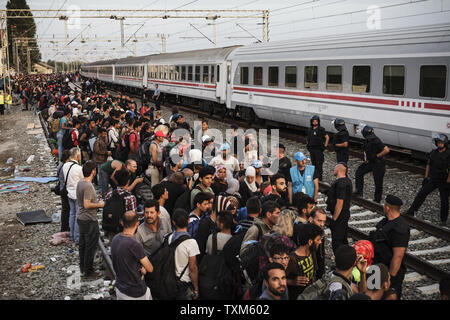 Migranten und Flüchtlinge warten auf einen Zug, der Sie nach Österreich Verkehr, in Tovarnik, Kroatien am 19. September 2015. Foto von Achilles Zavalli/UPI Stockfoto