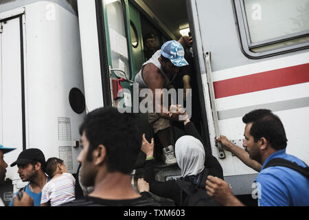 Migranten und Flüchtlinge einen Zug, der Sie nach Österreich Verkehr, in Tovarnik, Kroatien am 19. September 2015. Foto von Achilles Zavalli/UPI Stockfoto