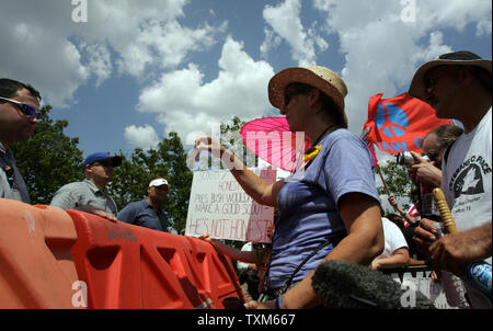 Cindy Sheehan matchers mit Anhänger kurz nach der Ankunft in Crawford, Texas am 6. August 2006. Sie und fast 50 ihrer Anhänger aus dem Camp Casey marschierte ich Präsident George W. Bush Ranch in Crawford. (UPI Foto/Ron Russek II) Stockfoto
