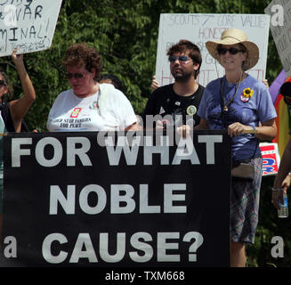 Cindy Sheehan matchers mit Anhänger kurz nach der Ankunft in Crawford, Texas am 6. August 2006. Sie und fast 50 ihrer Anhänger aus dem Camp Casey marschierte ich Präsident George W. Bush Ranch in Crawford. (UPI Foto/Ron Russek II) Stockfoto