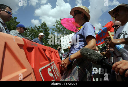Cindy Sheehan matchers mit Anhänger kurz nach der Ankunft in Crawford, Texas am 6. August 2006. Sie und fast 50 ihrer Anhänger aus dem Camp Casey marschierte ich Präsident George W. Bush Ranch in Crawford. (UPI Foto/Ron Russek II) Stockfoto