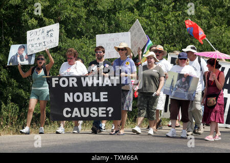 Cindy Sheehan matchers mit Anhänger kurz nach der Ankunft in Crawford, Texas am 6. August 2006. Sie und fast 50 ihrer Anhänger aus dem Camp Casey marschierte ich Präsident George W. Bush Ranch in Crawford. (UPI Foto/Ron Russek II) Stockfoto