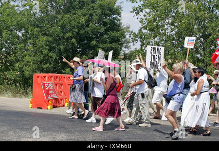Cindy Sheehan matchers mit Anhänger kurz nach der Ankunft in Crawford, Texas am 6. August 2006. Sie und fast 50 ihrer Anhänger aus dem Camp Casey marschierte ich Präsident George W. Bush Ranch in Crawford. (UPI Foto/Ron Russek II) Stockfoto