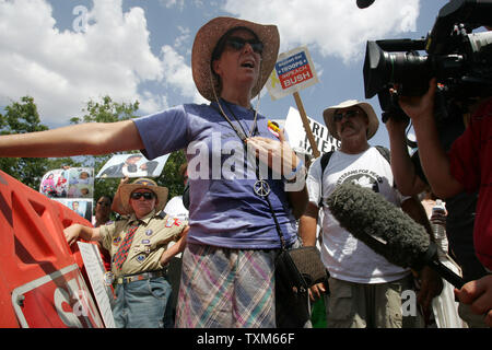 Cindy Sheehan matchers mit Anhänger kurz nach der Ankunft in Crawford, Texas am 6. August 2006. Sie und fast 50 ihrer Anhänger aus dem Camp Casey marschierte ich Präsident George W. Bush Ranch in Crawford. (UPI Foto/Ron Russek II) Stockfoto