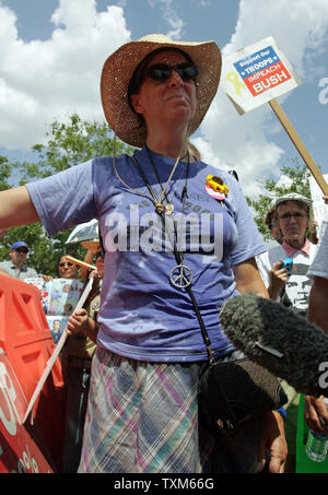 Cindy Sheehan matchers mit Anhänger kurz nach der Ankunft in Crawford, Texas am 6. August 2006. Sie und fast 50 ihrer Anhänger aus dem Camp Casey marschierte ich Präsident George W. Bush Ranch in Crawford. (UPI Foto/Ron Russek II) Stockfoto