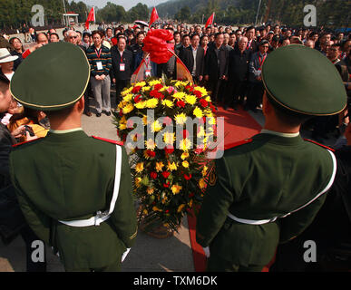 Truppen an einer militärischen Kranzniederlegung Zeremonie für die ehemaligen Vorsitzenden Mao Zedong in seiner Heimatstadt von Changsha, der Hauptstadt der Provinz Hunan in China am 28. Oktober 2013. Mehr als $ US 2,5 Milliarden in die Heimatstadt von Chinas Gründervater Mao Zedong gegossen wird der 120. Jahrestag seiner Geburt zu kennzeichnen, die lokalen Medien berichtet. Die Menge des Geldes ausgegeben zu feiern Maos geburtstag Empörung online mit vielen Ausdrücken Wut und Enttäuschung mit den Führern des Landes aufgefordert hat. UPI/Stephen Rasierer Stockfoto