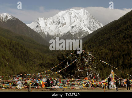 Tibetische Gebetsfahnen sind auf einer Fläche mit Blick auf Yala Berg, in der Nähe von Kangding, einem kleinen Kreis in der ganzi tibetischen autonomen Präfektur der Provinz Sichuan hing, am 21. Mai 2016. Chinas Regierung investiert stark in die Entwicklung der Tibetischen Präfektur, Gebäude, Schulen, Straßen, Staudämme und allgemeine Infrastruktur Projekte. Das tibetische Gebiet ist in der Regel off-limits für ausländische Journalisten, mit der chinesischen Regierung eng Controlling der Präfektur Wachstum - die manchmal zu Konflikten mit traditionellen Weise die Tibeter' des Lebens. Foto von Stephen Rasierer/UPI Stockfoto