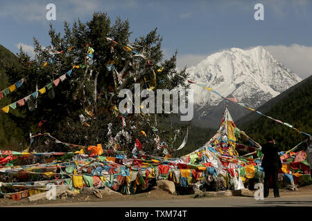 Tibetische Gebetsfahnen sind auf einer Fläche mit Blick auf Yala Berg, in der Nähe von Kangding, einem kleinen Kreis in der ganzi tibetischen autonomen Präfektur der Provinz Sichuan hing, am 21. Mai 2016. Chinas Regierung investiert stark in die Entwicklung der Tibetischen Präfektur, Gebäude, Schulen, Straßen, Staudämme und allgemeine Infrastruktur Projekte. Das tibetische Gebiet ist in der Regel off-limits für ausländische Journalisten, mit der chinesischen Regierung eng Controlling der Präfektur Wachstum - die manchmal zu Konflikten mit traditionellen Weise die Tibeter' des Lebens. Foto von Stephen Rasierer/UPI Stockfoto