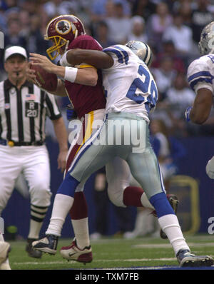 Dallas Sicherheit Darren Woodson Säcke Washington Quarterback Patrick Ramsey während der ersten Hälfte des Cowboys-Redskins NFL Spiel November 2, 2003 in Irving, TX. Die Cowboys besiegten die Redskins 21-14. (UPI/Ian Halperin) Stockfoto