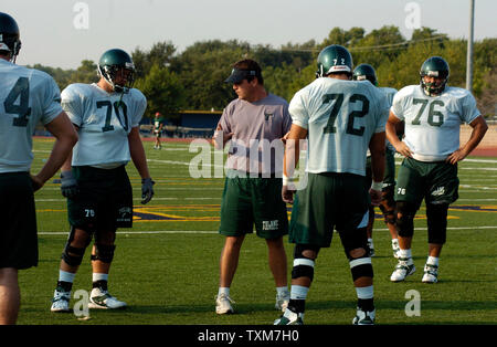 Mitglieder der Tulane University Football team Verhalten morgen Praxis September 7, 2005 in Dallas der Jesuit High School. Das Team kam in Dallas am 12.08.31. und hat in einem Hotel zu wohnen, während athletische Abteilung der Universität macht Pläne für die kommende Saison. Seit der Flucht vor Hurrikan Katrina, die Fußballmannschaft hat Unterschlupf in zwei verschiedenen Staaten gesucht und wird näher zu Hause später diese Woche zurück. Die Schule hat angekündigt, dass zwölf athletischen Mannschaften von der Tulane wird an Universitäten in Texas und Louisiana verlegt werden, einschließlich der Fußball-Mannschaft, Louisiana Tech in R-Gesprächs Stockfoto