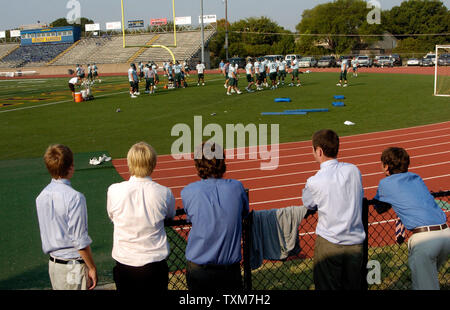 Mitglieder der Tulane University Football team Verhalten morgen Praxis September 7, 2005 in Dallas der Jesuit High School. Das Team kam in Dallas am 12.08.31. und hat in einem Hotel zu wohnen, während athletische Abteilung der Universität macht Pläne für die kommende Saison. Seit der Flucht vor Hurrikan Katrina, die Fußballmannschaft hat Unterschlupf in zwei verschiedenen Staaten gesucht und wird näher zu Hause später diese Woche zurück. Die Schule hat angekündigt, dass zwölf athletischen Mannschaften von der Tulane wird an Universitäten in Texas und Louisiana verlegt werden, einschließlich der Fußball-Mannschaft, Louisiana Tech in R-Gesprächs Stockfoto