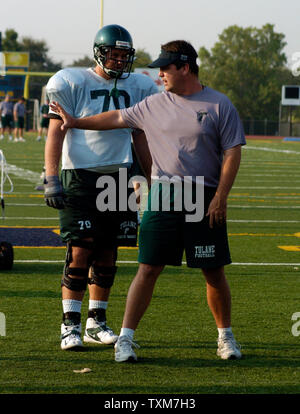 Mitglieder der Tulane University Football team Verhalten morgen Praxis September 7, 2005 in Dallas der Jesuit High School. Das Team kam in Dallas am 12.08.31. und hat in einem Hotel zu wohnen, während athletische Abteilung der Universität macht Pläne für die kommende Saison. Seit der Flucht vor Hurrikan Katrina, die Fußballmannschaft hat Unterschlupf in zwei verschiedenen Staaten gesucht und wird näher zu Hause später diese Woche zurück. Die Schule hat angekündigt, dass zwölf athletischen Mannschaften von der Tulane wird an Universitäten in Texas und Louisiana verlegt werden, einschließlich der Fußball-Mannschaft, Louisiana Tech in R-Gesprächs Stockfoto