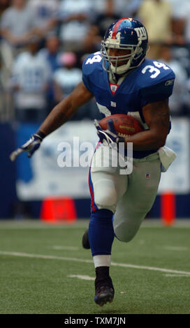 New York zurück laufen Derrickkran-bezirk bekommt einige läuft während der Cowboys-Giants spiel Oktober 16, 2005 in Irving, TX. Die Cowboys die Riesen besiegte 16-13 in den überstunden. (UPI Foto/Ian Halperin) Stockfoto