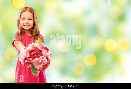 Happy rothaarige Mädchen mit Blumen Stockfoto