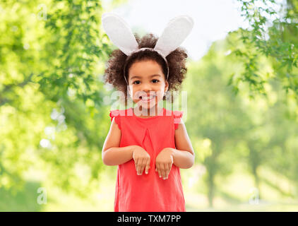 Glückliche kleine Mädchen mit Osterhasen Ohren Stockfoto