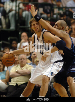 Dallas' Dirk Nowitzki Laufwerke auf Utah Carlos Boozer in der ersten Hälfte des Dallas Mavericks-Utah Jazz Spiel April 16, 2006 im American Airlines Center in Dallas, Texas. (UPI Foto/Ian Halperin) Stockfoto