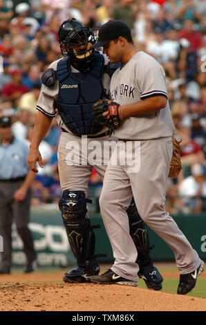 New York Yankees catcher Sal Fasano Gespräche mit Krug Jaret Wright während der Texas Rangers-New York Yankees Spiel Juli 26, 2006 um Ameriquest Field in Arlington, Texas. (UPI Foto/Ian Halperin) Stockfoto