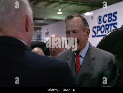 Ehemalige Präsidenten der Vereinigten Staaten George Bush visits mit Dallas Cowboys besitzer Jerry Jones vor der Dallas Cowboys - Houston Texans Spiel am Texas Stadium in Irving, TX am 15. Oktober 2006. Der ehemalige Präsident war ein Gast von Texans Inhaber Robert McNair. (UPI Foto/Ian Halperin) Stockfoto