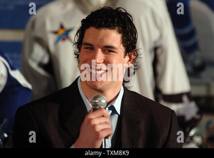 Pittsburgh Penguin anfänger Sidney Crosby spricht über neues, einheitliches System der NHL während einer Pressekonferenz am 22. Januar 2006 in Dallas, TX. Die neuen Uniformen, Reebok, werden Spieler die Leistung zu verbessern und die Spieler Schutz und Sicherheit verbessern. (UPI Foto/Ian Halperin) Stockfoto