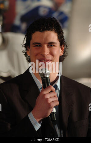 Pittsburgh Penguin anfänger Sidney Crosby spricht über neues, einheitliches System der NHL während einer Pressekonferenz am 22. Januar 2006 in Dallas, TX. Die neuen Uniformen, Reebok, werden Spieler die Leistung zu verbessern und die Spieler Schutz und Sicherheit verbessern. (UPI Foto/Ian Halperin) Stockfoto