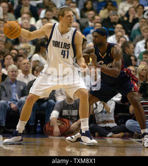 Dallas Mavericks Dirk Nowitzki (41) versucht gegen die Cleveland Cavaliers LaBron James an der American Airlines Center in Dallas, TX am 1. März 2007 zu fahren. (UPI Foto/Ian Halperin) Stockfoto