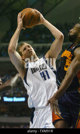 Dallas Mavericks Dirk Nowitzki (41) geht nach oben gegen die Golden State Warriors Baron Davis Mai 1, 2007 at the American Airlines Center in Dallas, Texas. Die Krieger führen die Mavs 3-1 in der Best-of-Seven-Serie. (UPI Foto/Ian Halperin) Stockfoto