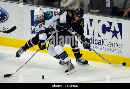Dallas Stars Mike Ribeiro Schlachten San Jose Sharks Terrey Mitchell für den Puck in der dritten Periode von Spiel 6 der Western Conference Halbfinale im American Airlines Center in Dallas, Texas, das am 4. Mai 2008. Die Sterne halten eine 3-2 Führung in der Best-of-Seven-Serie. (UPI Foto/Ian Halperin) Stockfoto