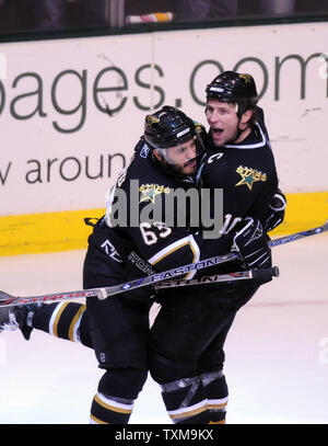 Dallas Stars Mike Ribeiro, Links und Brenden Morrow feiern morgen das Ziel gegen die Detroit Red Wings in der dritten Periode von Spiel vier der Western Conference Finals im American Airlines Center in Dallas, Texas, das am 14. Mai 2008. Die Sterne schlagen die Flügel 3-1 und jetzt Weg 3-1 in der Best-of-Seven-Serie. (UPI Foto/Ian Halperin) Stockfoto