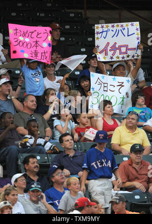 Fans zeigen ihre Unterstützung von Seattles Mariner Ichiro Suzuki, als er seinen 3000 Hit gegen die Texas Rangers 29. Juli 2008 an die Förster Ballpark in Arlington in Arlington, Texas Hits. Der 3000Th getroffen, die auf den ersten Pitch im ersten Inning kam, schließt seine MLB und Japanische Karriere. (UPI Foto/Ian Halperin) Stockfoto