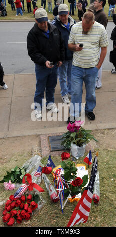 Die Besucher nehmen Fotos einer Gedenkstätte in Dealey Plaza am 22. November 2008 der 45. Jahrestag der Ermordung von US-Präsident John F. Kennedy Dallas, TX zu gedenken. Kennedy war am 22. November 1963 erschossen, als er ritt Elm Street in Dallas. Der Jahrestag seines Todes bringt Geschichtsinteressierte, JFK Fans und Verschwörung theoryists Zurück zur Website. (UPI Foto/Ian Halperin) Stockfoto