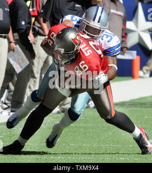 Tampa Bay Buccaneers Jerramy Stevens erhält von Mike Jenkins verpackt nach einem fang Oktober 26, 2009 at Texas Stadium in Irving, Texas. Die Cowboys schlagen die Bucs 13-9. (UPI Foto/Ian Halperin) Stockfoto