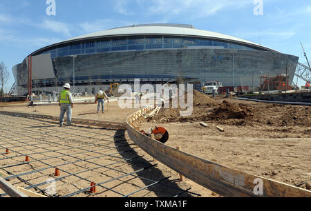 Die Arbeit geht weiter 5. März 2009 über die Dallas Cowboys' neuen Stadium in Arlington, Texas. Der Eigentümer der Cowboys Jerry Jones angekündigt, die $ 1,1 Mrd. Zustand-von-kunst Werk wird offiziell am 6. Juni 2009 mit einem Konzert mit Country Musik legenden George Strait, Reba McEntire öffnen. Mehrere hochkarätige Veranstaltungen, einschließlich der NBA All-Star Game 2010 und Super Bowl XLV, sind bereits für den neuen Veranstaltungsort geplant. (UPI Foto/Ian Halperin) Stockfoto