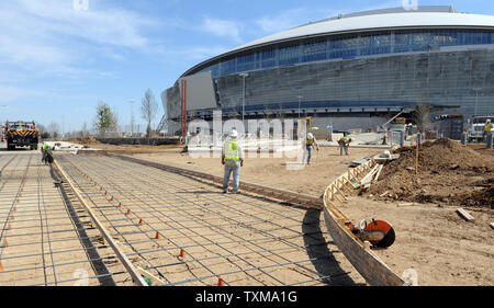 Die Arbeit geht weiter 5. März 2009 über die Dallas Cowboys' neuen Stadium in Arlington, Texas. Der Eigentümer der Cowboys Jerry Jones angekündigt, die $ 1,1 Mrd. Zustand-von-kunst Werk wird offiziell am 6. Juni 2009 mit einem Konzert mit Country Musik legenden George Strait, Reba McEntire öffnen. Mehrere hochkarätige Veranstaltungen, einschließlich der NBA All-Star Game 2010 und Super Bowl XLV, sind bereits für den neuen Veranstaltungsort geplant. (UPI Foto/Ian Halperin) Stockfoto