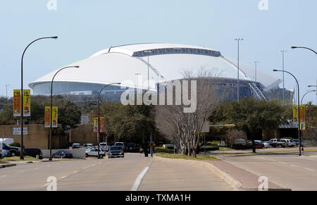 Die Arbeit geht weiter 5. März 2009 über die Dallas Cowboys' neuen Stadium in Arlington, Texas. Der Eigentümer der Cowboys Jerry Jones angekündigt, die $ 1,1 Mrd. Zustand-von-kunst Werk wird offiziell am 6. Juni 2009 mit einem Konzert mit Country Musik legenden George Strait, Reba McEntire öffnen. Mehrere hochkarätige Veranstaltungen, einschließlich der NBA All-Star Game 2010 und Super Bowl XLV, sind bereits für den neuen Veranstaltungsort geplant. (UPI Foto/Ian Halperin) Stockfoto