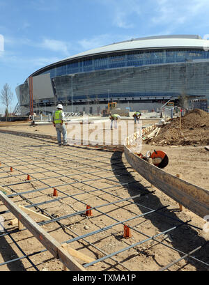 Die Arbeit geht weiter 5. März 2009 über die Dallas Cowboys' neuen Stadium in Arlington, Texas. Der Eigentümer der Cowboys Jerry Jones angekündigt, die $ 1,1 Mrd. Zustand-von-kunst Werk wird offiziell am 6. Juni 2009 mit einem Konzert mit Country Musik legenden George Strait, Reba McEntire öffnen. Mehrere hochkarätige Veranstaltungen, einschließlich der NBA All-Star Game 2010 und Super Bowl XLV, sind bereits für den neuen Veranstaltungsort geplant. (UPI Foto/Ian Halperin) Stockfoto