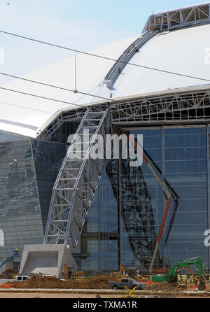Die Arbeit geht weiter 5. März 2009 über die Dallas Cowboys' neuen Stadium in Arlington, Texas. Der Eigentümer der Cowboys Jerry Jones angekündigt, die $ 1,1 Mrd. Zustand-von-kunst Werk wird offiziell am 6. Juni 2009 mit einem Konzert mit Country Musik legenden George Strait, Reba McEntire öffnen. Mehrere hochkarätige Veranstaltungen, einschließlich der NBA All-Star Game 2010 und Super Bowl XLV, sind bereits für den neuen Veranstaltungsort geplant. (UPI Foto/Ian Halperin) Stockfoto
