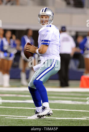 Dallas Cowboys Tony Romo in Aktion gegen die New York Giants 21. September 2009 in Arlington, Texas. Mehr als 100.000 Fans füllten die neue $ 1,2 Mrd. Stadion zu den ersten NFL Spiel. UPI/Ian Halperin Stockfoto