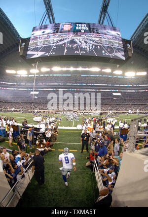 Dallas Cowboys Tony Romo taks das Feld gegen die New York Giants 21. September 2009 in Arlington, Texas. Mehr als 100.000 Fans füllten die neue $ 1,2 Mrd. Stadion zu den ersten NFL Spiel. UPI/Ian Halperin Stockfoto