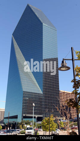 Der Brunnen Ort Gebäude in Dallas, Texas ist am 25. September 2009 gesehen. Laut FBI, jordanische Staatsbürger Hosam Maher Husein Smadi ein Fahrzeug beladen mit Regierung geparkt - gefälschte Sprengstoff in der Tiefgarage des 60-stöckigen Turm im Zentrum von Dallas. Smadi die Festnahme gestern war Teil eines FBI sting Operation, nachdem ein Agent die Überwachung eines on-line-extremistischen Website Smadi Luxemburg-gipfels Jihad gegen die USA mehr als vor sechs Monaten entdeckte, begann. UPI/Ian Halperin Stockfoto