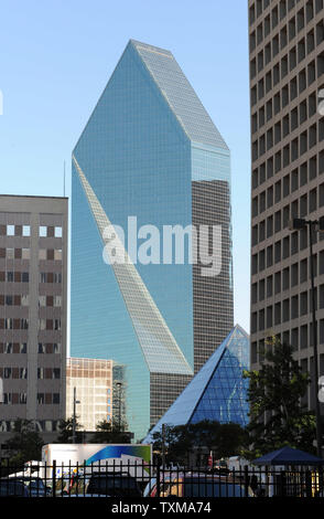 Der Brunnen Ort Gebäude in Dallas, Texas ist am 25. September 2009 gesehen. Laut FBI, jordanische Staatsbürger Hosam Maher Husein Smadi ein Fahrzeug beladen mit Regierung geparkt - gefälschte Sprengstoff in der Tiefgarage des 60-stöckigen Turm im Zentrum von Dallas. Smadi die Festnahme gestern war Teil eines FBI sting Operation, nachdem ein Agent die Überwachung eines on-line-extremistischen Website Smadi Luxemburg-gipfels Jihad gegen die USA mehr als vor sechs Monaten entdeckte, begann. UPI/Ian Halperin Stockfoto