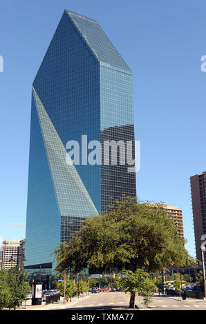 Der Brunnen Ort Gebäude in Dallas, Texas ist am 25. September 2009 gesehen. Laut FBI, jordanische Staatsbürger Hosam Maher Husein Smadi ein Fahrzeug beladen mit Regierung geparkt - gefälschte Sprengstoff in der Tiefgarage des 60-stöckigen Turm im Zentrum von Dallas. Smadi die Festnahme gestern war Teil eines FBI sting Operation, nachdem ein Agent die Überwachung eines on-line-extremistischen Website Smadi Luxemburg-gipfels Jihad gegen die USA mehr als vor sechs Monaten entdeckte, begann. UPI/Ian Halperin Stockfoto