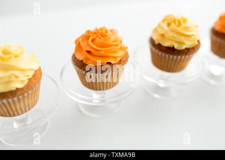 Cupcakes mit Zuckerguss auf Süßwaren steht Stockfoto