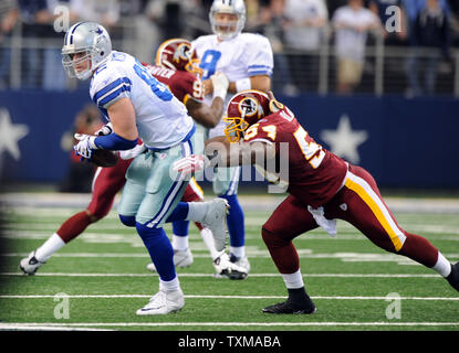 Dallas Cowboys Jason Whitten erhält weg von Washington Redskins H.B. Blades in der ersten Hälfte November 22, 2009 in Arlington, Texas. Die Cowboys schlagen die Redskins 7-6. UPI/Ian Halperin Stockfoto