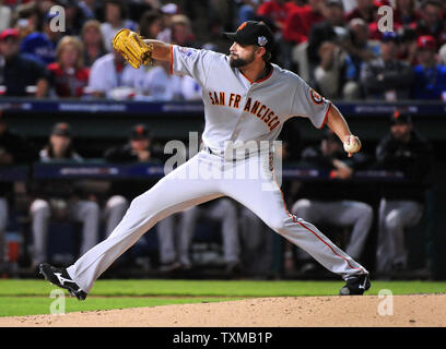 San Francisco Giants' Krug Jeremy Affeldt Plätze gegen die Texas Rangers im 8 Inning von Spiel 3 der World Series im Rangers Ballpark in Arlington, Texas am 30. Oktober 2010. Die Förster die Riesen besiegte 4-2 und die Riesen führen die Reihe 2-1. UPI/Kevin Dietsch Stockfoto