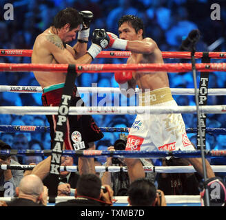 Manny Pacquiao schlachten Antonio Margarito während ihrer World Super Welterweight title fight November 13, 2010 um Cowboys Stadium in Arlington, Texas. Pacquiao gewann in einem einstimmigen Beschluss. UPI/Ian Halperin Stockfoto