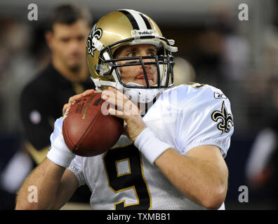 New Orleans Saints Quarterback Drew Brees Aufwärmen vor der Dallas Cowboys NFL Spiel November 25, 2010 in Arlington, Texas. UPI/Ian Halperin Stockfoto