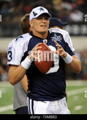 Dallas Cowboys Quarterback Jon Kitna Aufwärmen vor der New Orleans Saints NFL Spiel November 25, 2010 in Arlington, Texas. UPI/Ian Halperin Stockfoto