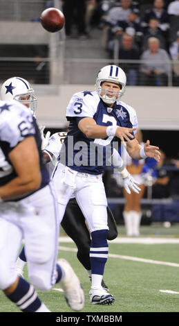 Ein Dallas Cowboys Quarterback Jon Kitna wirft gegen die New Orleans Saints in der NFL Spiel November 25, 2010 in Arlington, Texas. Die Heiligen gewann 30-27. UPI/Ian Halperin Stockfoto