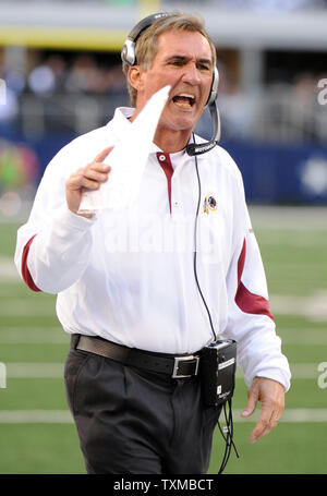 Washington Redskins Coach Mike Shannon schreit während der ersten Hälfte der Dallas Cowboys NFL Spiel Dezember 19, 2010 in Arlington, Texas. UPI/Ian Halperin Stockfoto